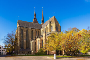 Fototapeta na wymiar Blick auf die Marienkirche in der Hansestadt Rostock im Herbst