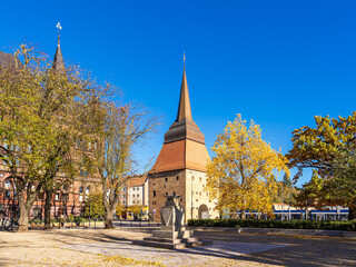 Blick auf das Steintor in der Hansestadt Rostock im Herbst - 674775745