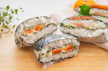 サーモンのおにぎらず