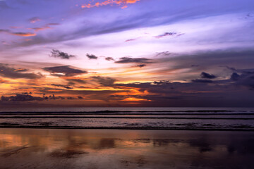 Obraz premium Beautiful colorful sunset over the Indian Ocean in Bali, Indonesia. Desktop wallpaper. Nature. Travel concept.