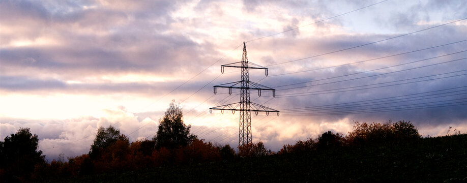 Strommast im Sonnenuntergang im Herbst