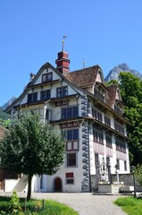 Fototapeta na wymiar Edificio histórico en Schwyz, capital del canton de Schwyz en Suiza