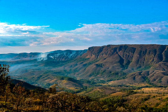 Serra da Canastra em Minas Gerais, Brasil, durante uma queimada, soltando fuma&ccedil;a com c&eacute;u azul