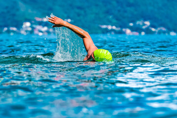 Atleta nadador homem nadando no oceano em mar aberto no brasil 