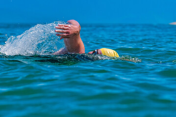 Atleta nadador homem nadando no oceano em mar aberto no brasil  © FabricioMacedoPhoto
