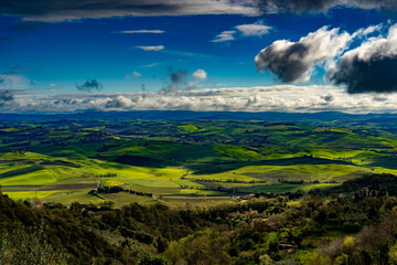 Obraz premium Die Landschaft des Val d'Orcia (Orciatal) liegt im südlichen Teil der Provinz Siena in der Toskana, Italien. Der Name ist vom Fluss Orcia abgeleitet