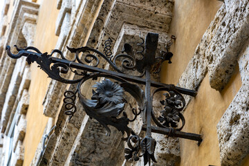 Siena ist eine italienische Stadt in der Toskana, die für ihre mittelalterlichen Ziegelgebäude...