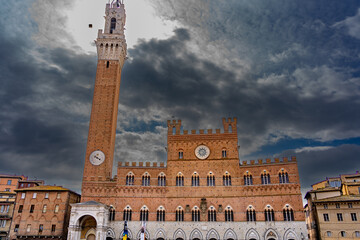 Obraz premium Siena ist eine italienische Stadt in der Toskana, die für ihre mittelalterlichen Ziegelgebäude bekannt ist