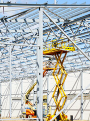 Steel frame structure assembly using self propelled scissor lift platform and articulating boom lift