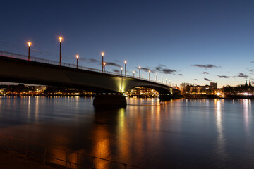 Kennedybrücke in Bonn bei Sonnenuntergang