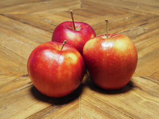 Manzanas rojas sobre mesa de madera