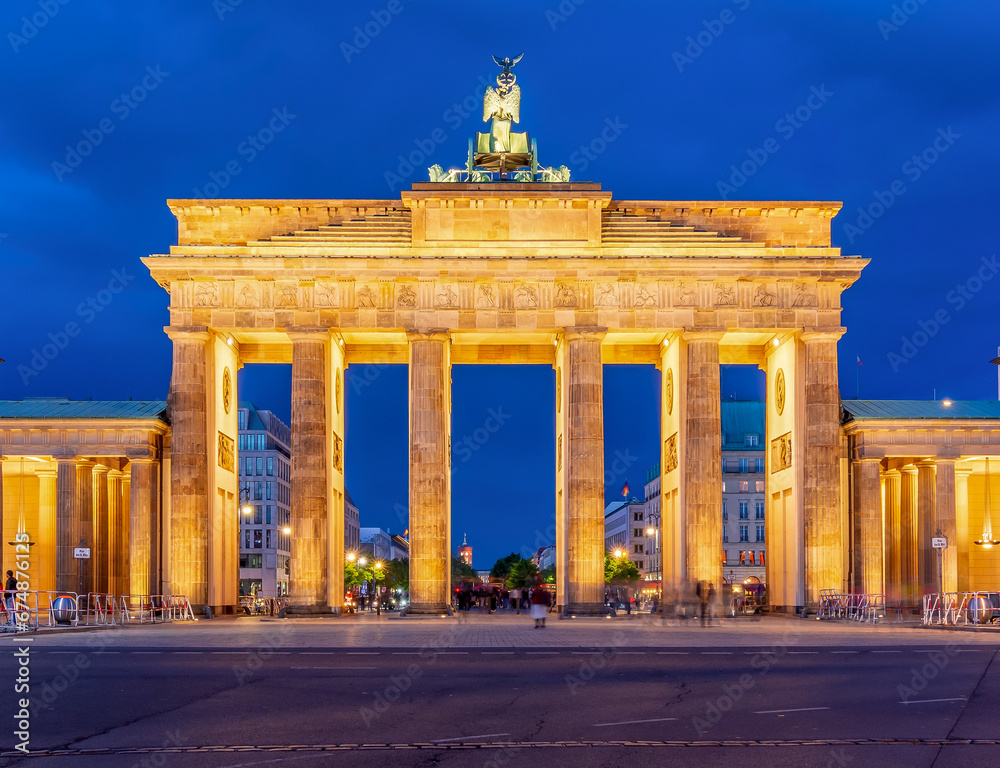 Wall mural Brandenburg Gate (Brandenburger Tor) on Pariser square at night, Berlin, Germany