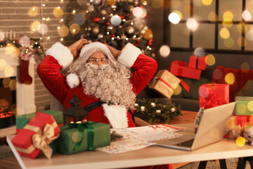 Fototapeta na wymiar Santa Claus at home on Christmas eve
