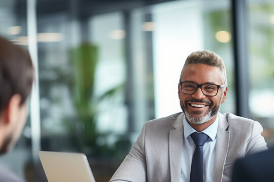 Une belle diversit&eacute; de races et d'ethnies au travail. Des personnes de diff&eacute;rentes cultures participent &agrave; un entretien d'embauche inclusif et &eacute;quitable.