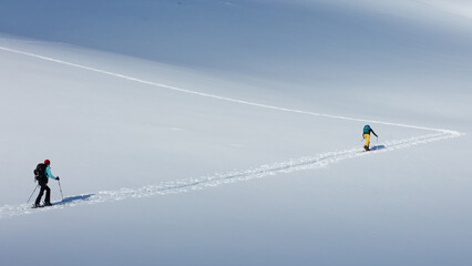 Zwei Skitourengeherinnen mit Sicherheitsabstand während des Aufstiegs