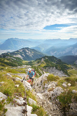 Fototapeta premium Ein Wanderer kletter über einen Klettersteig auf die Alpsitze in den Bayerischen Alpen.