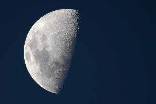 Close na lua com c&eacute;u claro