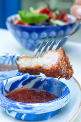 Close up de crujiente chicharron, panceta de cerdo con salsa