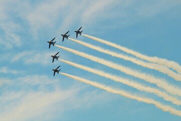 航空自衛隊のブルーインパルスの編隊飛行