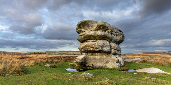 The large boulder known as Eagle Stone on moorland near Baslow Edge in the Peak District National Park, Derbyshire.