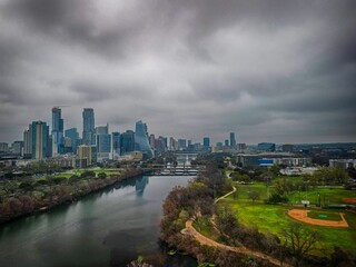 Obraz premium the city skyline is seen in the distance while a river winds through