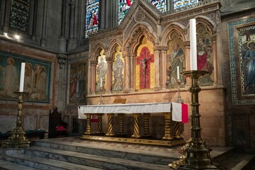 Fototapeta premium the altar in a cathedral is filled with beautiful sculptures and art