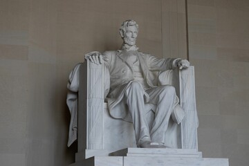 Fototapeta premium Majestic stone statue of a figure resembling 16th President of the United States, Abraham Lincoln