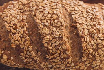 Obraz premium Close-up shotof a freshly-baked bread on a wooden table