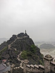 Fototapeta premium Stunning vertical shot of Hang Mua (Mua Cave mountain) in Ninh Binh, Vietnam