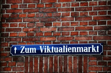 Obraz premium Street Sign on bricks wall to the Viktualienmarkt in Munich