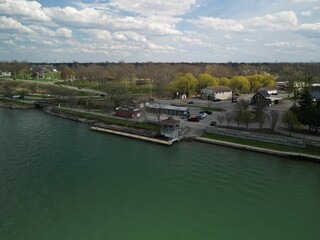 Obraz premium Aerial view of a Gazebo structure in Niawanda Park, overlooking the Niagara River