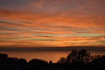 Obraz premium Stunning sunset featuring vivid shades of orange, red, yellow