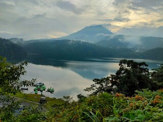御池展望台から望む御池と高千穂峰