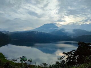 御池展望台から望む御池と高千穂峰