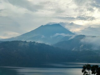 御池展望台から望む御池と高千穂峰