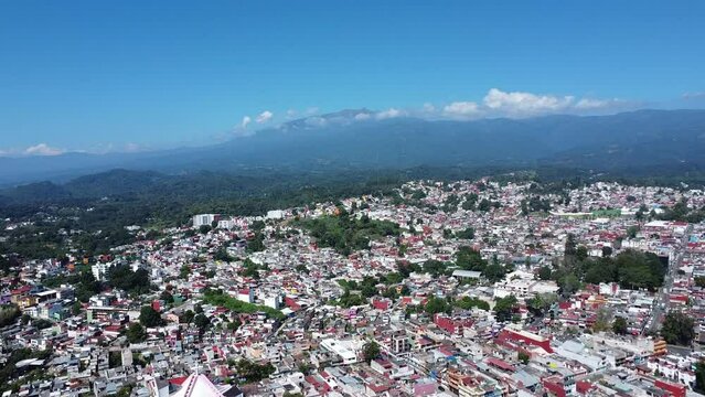Mesmerizing aerial shot of a mountains in xalapa, veracruz, mexico, with the city at daytime, colorful city inr travel over america historic place touristic point.