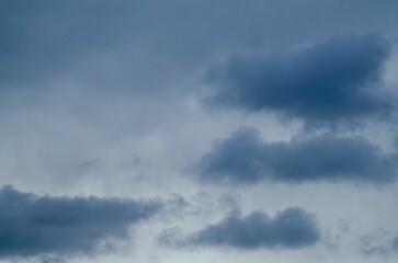 Obraz premium the kite is flying in the cloudy sky by itself behind the airplane