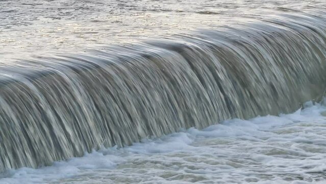 河川に設置された堰の風景