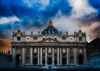 Obraz premium Beautiful shot of Saint Peter's Cathedral in the evening with blue clouds in the Vatican City