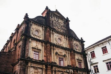 Obraz premium Low angle shot of the historic weathered Basilica of Bom Jesus in Goa