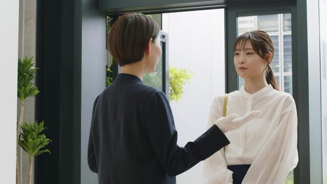 ショッピング・接客を受ける女性