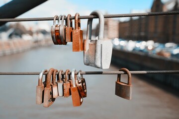 there are many locks attached to a cable with a river