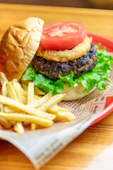 ビーフ100％特大パティのハンバーガー