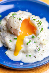 温泉卵乗せのソースポテトサラダ