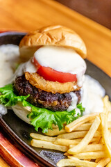 チーズたっぷりの鉄板ハンバーガー