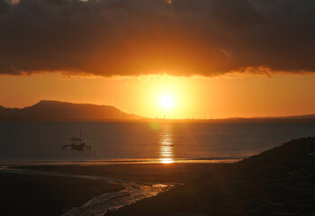 Fototapeta premium Beautiful view when the sun rises around the beach.
