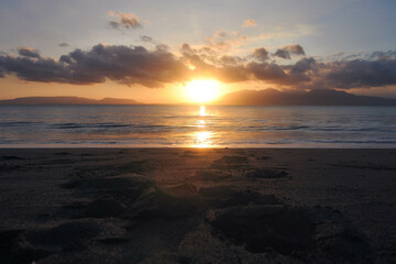 Obraz premium Beautiful golden sunrise, sands and blue sky on the beach.