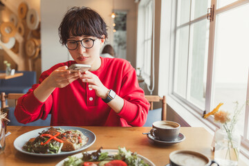 タイトル	ランチの写真を撮る女性　lunch