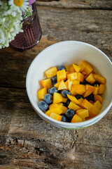 Blueberries and sliced ​​peaches in a bowl.