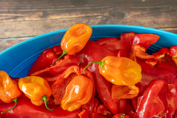 Bowl of Cut Bell Peppers wit sicy scotch bonnets - obrazy, fototapety, plakaty